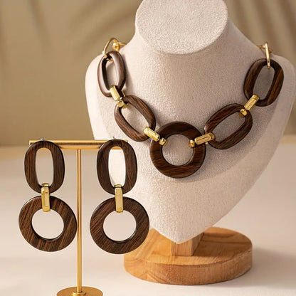 ENSEMBLE DE COLLIER ET BOUCLES D’OREILLES EN BOIS